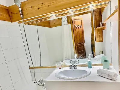 Salle de bains dans l'établissement Val d'Isère : Appartement 3 pièces, balcon, 6 pers. - FR-1-411-925