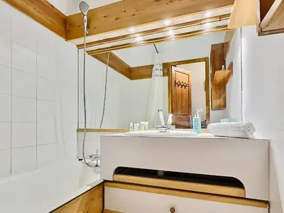 Salle de bains dans l'établissement Val d'Isère : Appartement 3 pièces, balcon, 6 pers. - FR-1-411-925