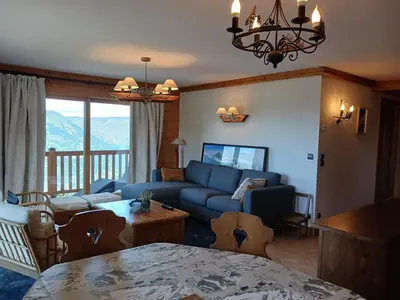 Coin salon dans l'établissement Spacieux 4 pièces au ski, 3 chambres, accès piscine - FR-1-411-948