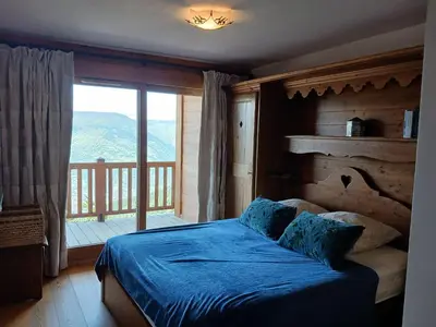 Un ou plusieurs lits dans un hébergement de l'établissement Spacieux 4 pièces au ski, 3 chambres, accès piscine - FR-1-411-948