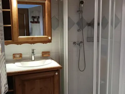 Salle de bains dans l'établissement Spacieux 4 pièces au ski, 3 chambres, accès piscine - FR-1-411-948