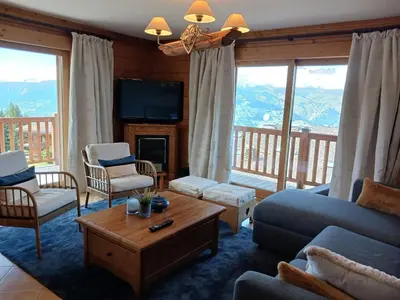 Coin salon dans l'établissement Spacieux 4 pièces au ski, 3 chambres, accès piscine - FR-1-411-948