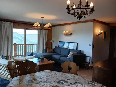 Coin salon dans l'établissement Résidence L'iseran - Spacieux 4 pièces, pieds des pistes, résidence haut de gamme avec piscine, vue splendide sur le Mont Blanc et terrasse Ouest. MAE-8921