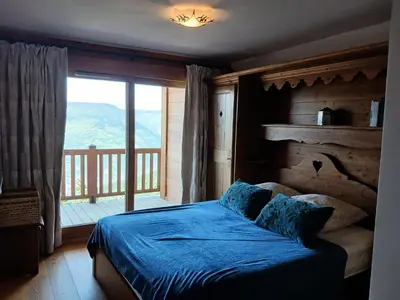 Un ou plusieurs lits dans un hébergement de l'établissement Résidence L'iseran - Spacieux 4 pièces, pieds des pistes, résidence haut de gamme avec piscine, vue splendide sur le Mont Blanc et terrasse Ouest. MAE-8921