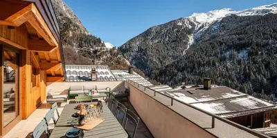 Vue générale sur la montagne ou vue sur la montagne depuis le chalet