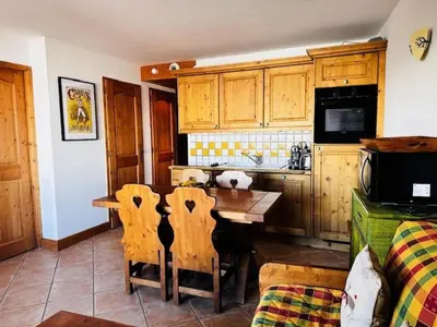 Cuisine ou kitchenette dans l'établissement Résidence Saint Bernard - Appartement de charme pour 6 personnes, dans une résidence skis aux pieds avec accès piscine et parking privé dans le village du MAE-8971