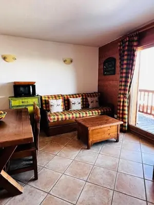 Coin salon dans l'établissement Résidence Saint Bernard - Appartement de charme pour 6 personnes, dans une résidence skis aux pieds avec accès piscine et parking privé dans le village du MAE-8971