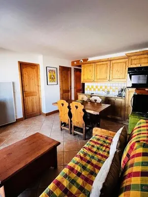 Cuisine ou kitchenette dans l'établissement Résidence Saint Bernard - Appartement de charme pour 6 personnes, dans une résidence skis aux pieds avec accès piscine et parking privé dans le village du MAE-8971
