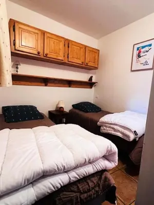 Un ou plusieurs lits dans un hébergement de l'établissement Résidence Saint Bernard - Appartement de charme pour 6 personnes, dans une résidence skis aux pieds avec accès piscine et parking privé dans le village du MAE-8971