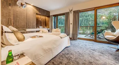 Un ou plusieurs lits dans un hébergement de l'établissement Chalet Les Sources De La Davie - Chalet LES SOURCES de la DAVIE services hôteliers MAE-8981