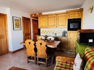 Cuisine ou kitchenette dans l'établissement Appartement skis aux pieds 6 pers avec piscine et parking à Arc 1800 - FR-1-411-947