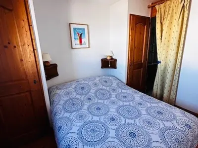 Un ou plusieurs lits dans un hébergement de l'établissement Appartement skis aux pieds 6 pers avec piscine et parking à Arc 1800 - FR-1-411-947