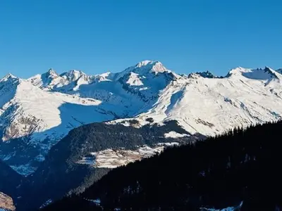 Vue générale sur la montagne ou vue sur la montagne depuis l'appartement
