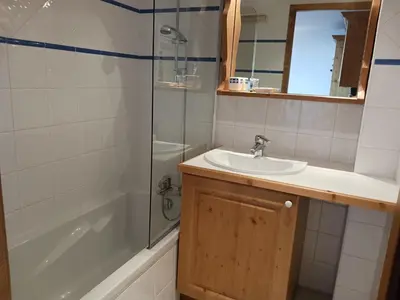 Salle de bains dans l'établissement Appartement skis aux pieds 6 pers avec piscine et parking à Arc 1800 - FR-1-411-947