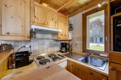 Cuisine ou kitchenette dans l'établissement BARME DE L'OURS 2 Bel appartement dans un Chalet