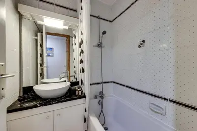 Salle de bains dans l'établissement BARME DE L'OURS 2 Bel appartement dans un Chalet
