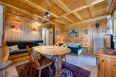 Coin salon dans l'établissement BARME DE L'OURS 2 Bel appartement dans un Chalet