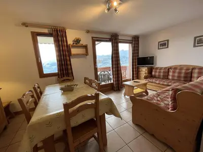 Coin salon dans l'établissement Appartement cosy 3 pièces, 6 pers, balcon, proche pistes et centre, animaux admis - FR-1-757-106