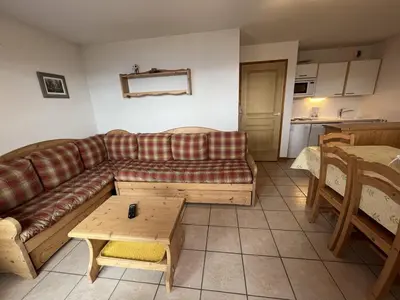 Coin salon dans l'établissement Appartement cosy 3 pièces, 6 pers, balcon, proche pistes et centre, animaux admis - FR-1-757-106