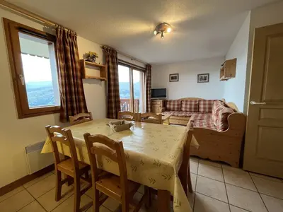 Coin salon dans l'établissement Appartement cosy 3 pièces, 6 pers, balcon, proche pistes et centre, animaux admis - FR-1-757-106
