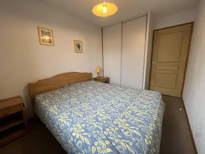 Un ou plusieurs lits dans un hébergement de l'établissement Appartement cosy 3 pièces, 6 pers, balcon, proche pistes et centre, animaux admis - FR-1-757-106