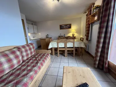 Coin salon dans l'établissement Appartement cosy 3 pièces, 6 pers, balcon, proche pistes et centre, animaux admis - FR-1-757-106