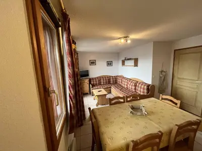 Coin salon dans l'établissement Appartement cosy 3 pièces, 6 pers, balcon, proche pistes et centre, animaux admis - FR-1-757-106