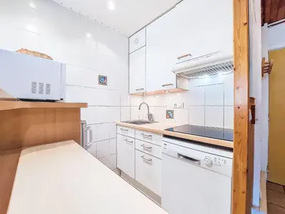 Cuisine ou kitchenette dans l'établissement Apartment Le Grand Tichot A et B - Val Claret-18 by Interhome