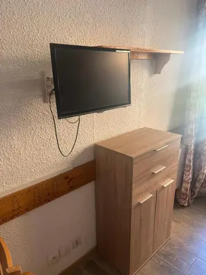 Télévision ou salle de divertissement dans l'établissement Tignes - Studio rénové pour 3 personnes