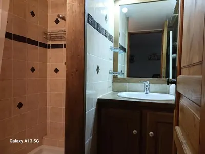 Salle de bains dans l'établissement Résidence Aiguille Grive Bat I - Duplex pour 6 personnes à Arc 1800 dans le village de Charmettoger, skis aux pieds MAE-3621