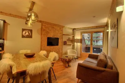 Télévision ou salle de divertissement dans l'établissement ARC 1950, Appartement 6 couchages, Exposition Ouest, Vue Col des Frêtes, Sauna Hammam Jacuzzi Piscine Vue MontBlanc