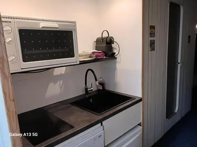 Cuisine ou kitchenette dans l'établissement Résidence Belles Challes - Studio 4 personnes à Arc 1800 skis aux pieds et proche des commerces dans le village du Charvet MAE-4751