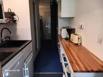 Cuisine ou kitchenette dans l'établissement Résidence Belles Challes - Studio 4 personnes à Arc 1800 skis aux pieds et proche des commerces dans le village du Charvet MAE-4751