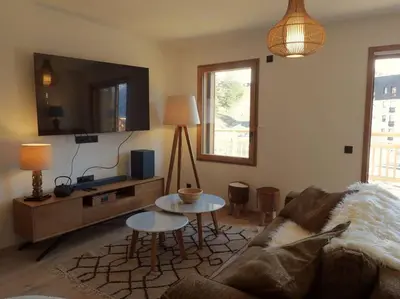 Télévision ou salle de divertissement dans l'établissement Paradiski nouveau, cosy et ensoleillé plan Peisey