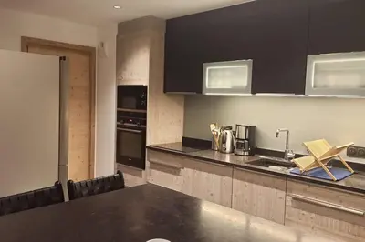 Cuisine ou kitchenette dans l'établissement Paradiski nouveau, cosy et ensoleillé plan Peisey