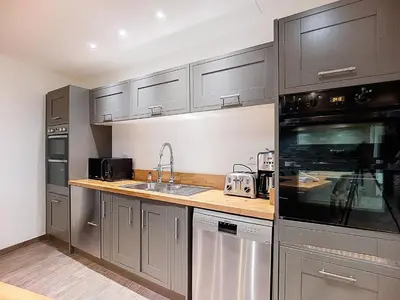 Cuisine ou kitchenette dans l'établissement Appartement Rénové Centre Val d'Isère - 6 Pièces, 10 Pers, Parking - FR-1-518-160