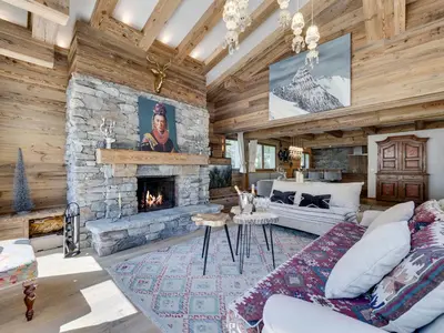Coin salon dans l'établissement Chalet skis aux pieds avec piscine et sauna à Val-d'Isère - FR-1-567-126