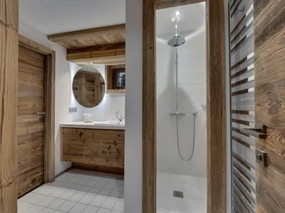 Salle de bains dans l'établissement Chalet skis aux pieds avec piscine et sauna à Val-d'Isère - FR-1-567-126