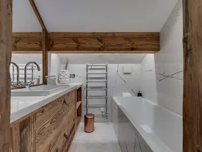 Salle de bains dans l'établissement Chalet skis aux pieds avec piscine et sauna à Val-d'Isère - FR-1-567-126