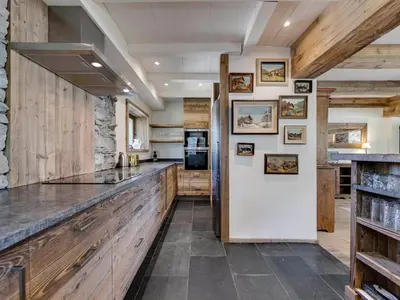 Cuisine ou kitchenette dans l'établissement Chalet skis aux pieds avec piscine et sauna à Val-d'Isère - FR-1-567-126