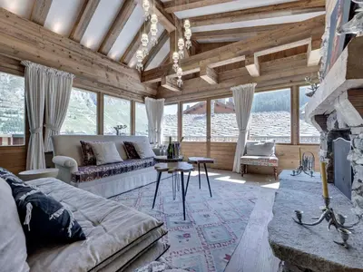 Coin salon dans l'établissement Chalet skis aux pieds avec piscine et sauna à Val-d'Isère - FR-1-567-126