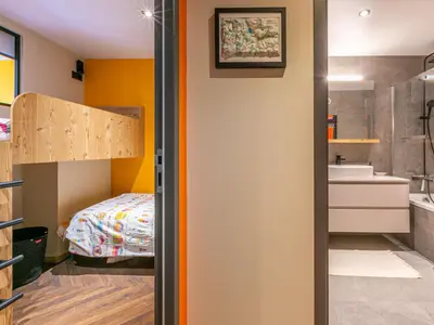 Salle de bains dans l'établissement Appartement rénové avec wifi et animaux acceptés au cœur de Val-d'Isère - FR-1-694-366