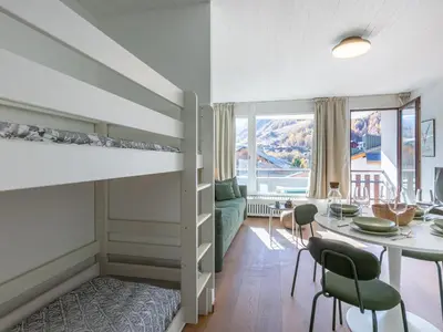 Coin salon dans l'établissement Charmant studio 4 pers avec wifi Val-d'Isère - FR-1-694-364