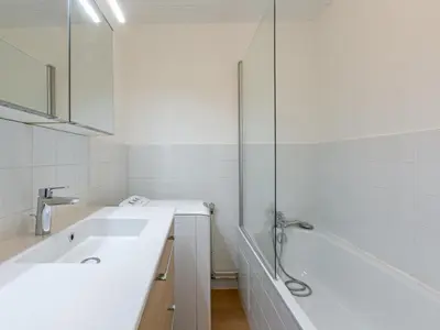 Salle de bains dans l'établissement Charmant studio 4 pers avec wifi Val-d'Isère - FR-1-694-364