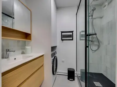 Salle de bains dans l'établissement Appartement rénové 3* · Pied des pistes · Balcon · Parking · Wifi - FR-1-502-585