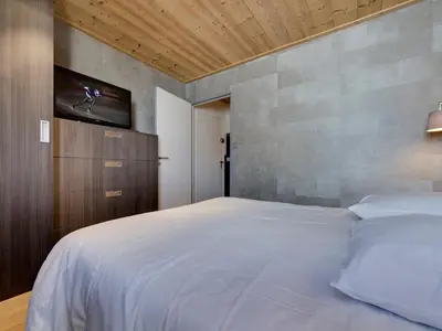 Un ou plusieurs lits dans un hébergement de l'établissement Appartement lumineux, skis aux pieds avec WIFI - FR-1-502-586