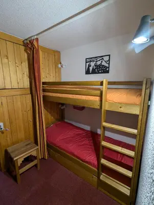 Un ou plusieurs lits dans un hébergement de l'établissement Studio Arc 1800 Charvet Ski au pied Pierra Menta