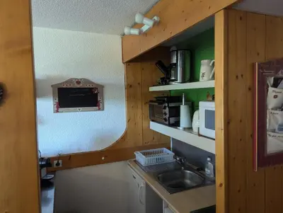 Cuisine ou kitchenette dans l'établissement Studio Arc 1800 Charvet Ski au pied Pierra Menta