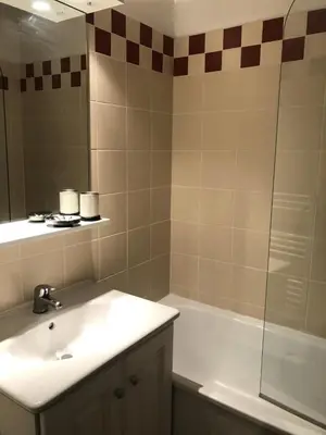 Salle de bains dans l'établissement Résidence Thuria - Spacieux appartement rénové 8 personnes MAE-4694