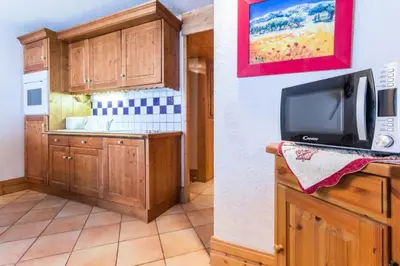 Cuisine ou kitchenette dans l'établissement Résidence Alpages Du Chantel - Appartement 3 pièces 6 personnes MAE-4924